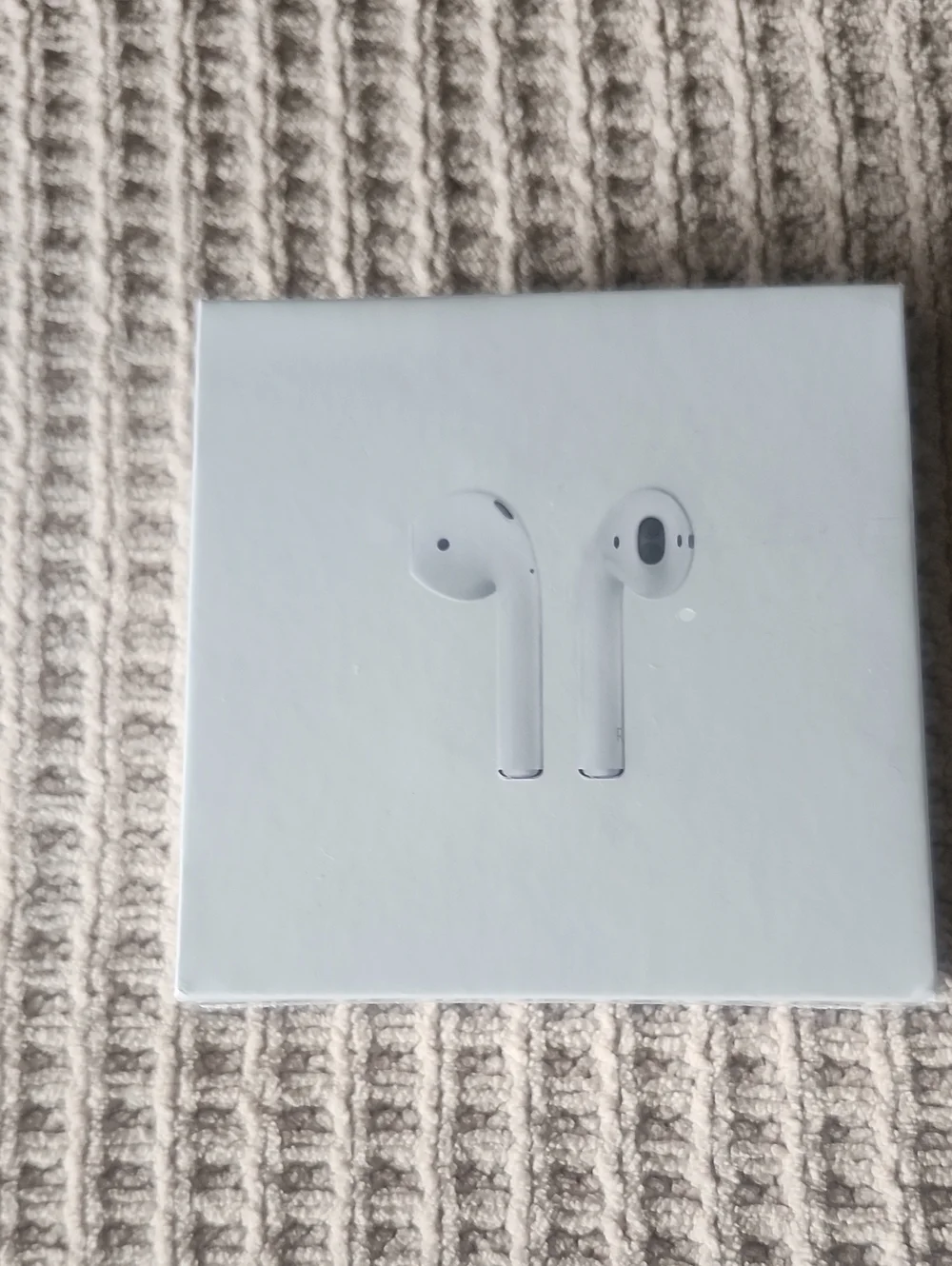 Apple White Wireless Earbuds with Charging Case Artwork